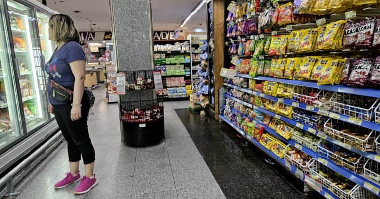 Cautela tras el salto en el dólar: almacenes, chinos y tecnología sin cambios dos días después de la salida del cepo