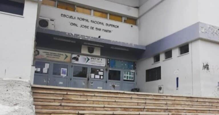 Conmoción en Neuquén: una madre y su hija le pegaron a la directora de una escuela hasta desfigurarle la cara