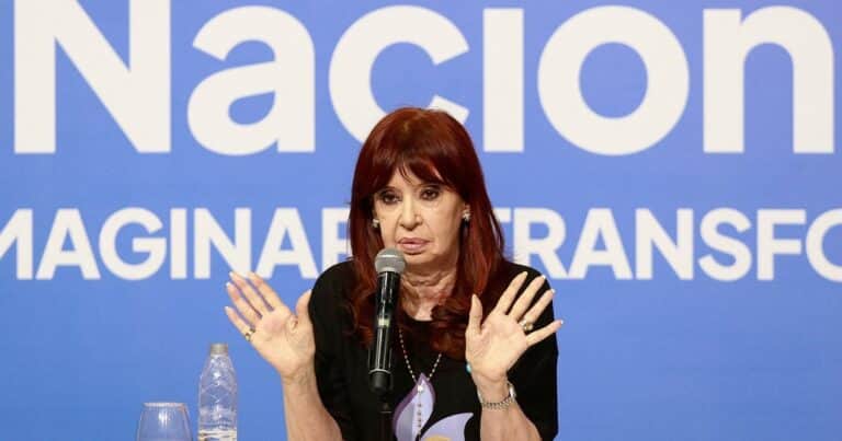 Tras el festejo oficial por el desembolso del FMI, Cristina Kirchner comparó a Milei con De la Rúa: «Disculpá que te escupa el asado»