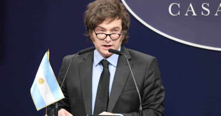 Javier Milei y sus medidas, EN VIVO: el Presidente dijo que el dólar debería bajar y contó que él quería poner el piso de la banda por debajo de los $ 1.000