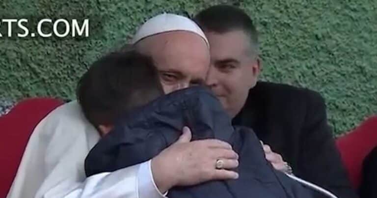 El conmovedor momento en que el papa Francisco consoló a un niño que le hizo una pregunta sobre la muerte de su papá