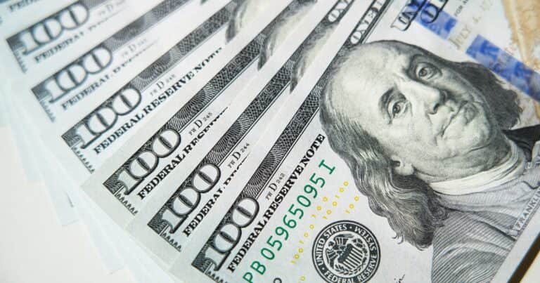 El dólar oficial baja a $ 1.220 y se desinflan hasta 3% los dólares financieros