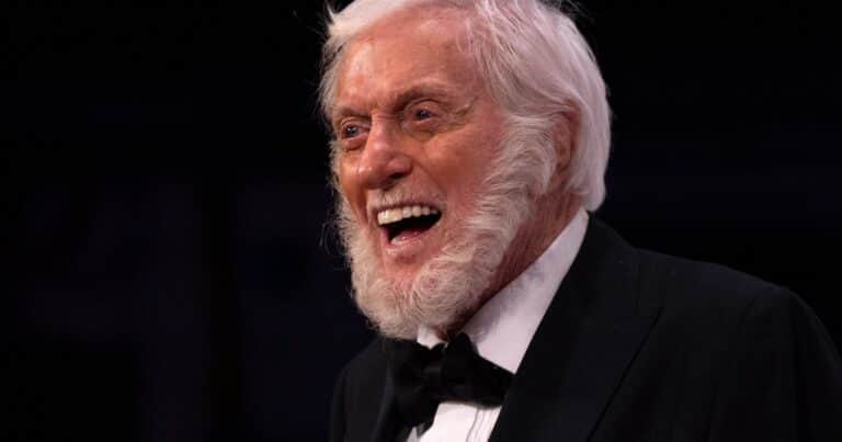 Dick Van Dyke, de 99 años, apuesta al amor junto a su esposa 46 años más joven