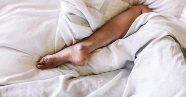 Por qué sacamos un pie de la cama para dormir, según la ciencia