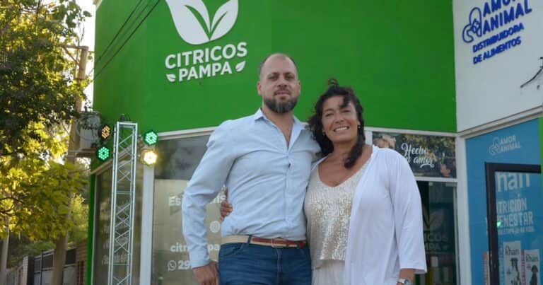 «Cada caída nos ha servido para tomar impulso”: fue cantante y de manera fortuita comenzó a producir cítricos, asesora clientes y construyó su propio vivero
