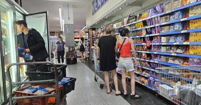 Luis Caputo celebró que Molinos diera marcha atrás con la suba de precios