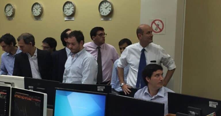 Arranca la flotación cambiaria: para el mercado es muy difícil que el dólar llegue este lunes a $ 1.400
