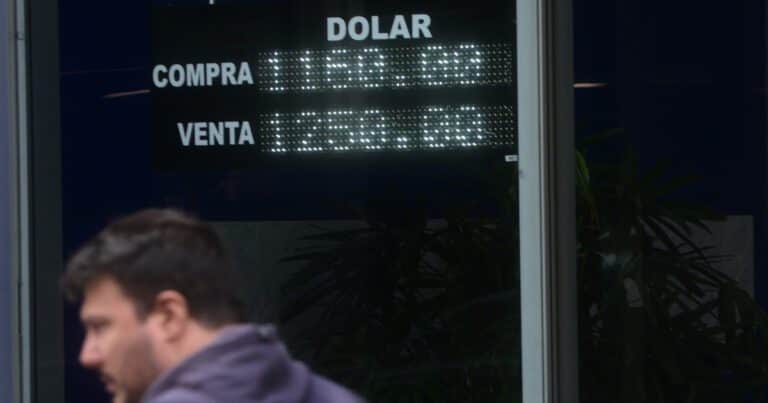 El debut del dólar libre: boom de compras en los bancos, las señales de Milei y los riesgos para adelante