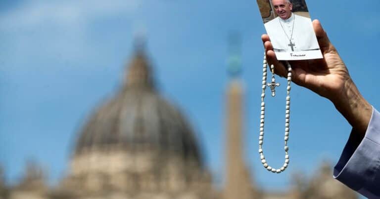 Las campanas de la Basílica de San Pedro anunciaron la muerte del papa Francisco