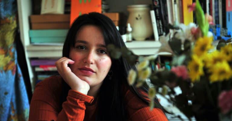 Manuela Martínez explora el paso a la adolescencia en su nuevo libro ‘Días de estreno’