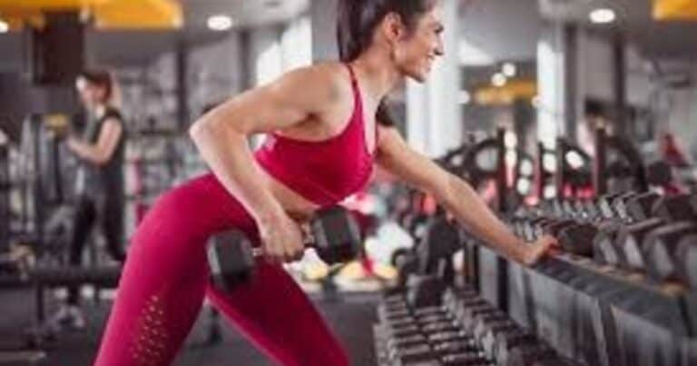 Cómo elegir el peso ideal de las mancuernas para empezar a entrenar fuerza sin lesionarte
