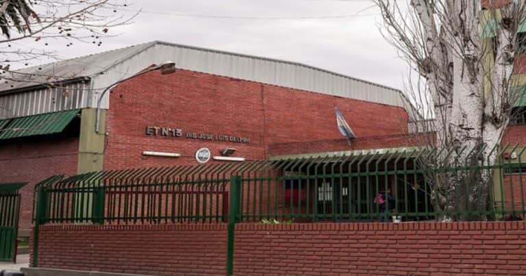 Tardanzas, goteras y máquinas sin batería: las dificultades para votar en una escuela del sur porteño