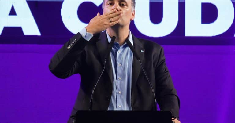 Manuel Adorni minimizó el escándalo de los videos fake, cuestionó que culpen a LLA y cantó su voto: «Increíble votarme a mi mismo»