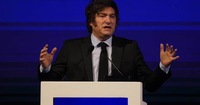 El Gobierno abandona una meta con el FMI para evitar presiones al dólar y tener que emitir