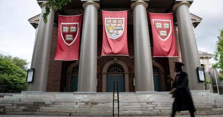 Qué famosos y celebridades podrían ser expulsados de Harvard si se aprueba la política de Trump