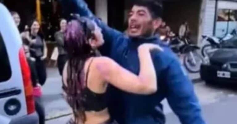 Se recibió de abogada y festejó con el trapito que le guardó un lugar para estacionar durante la carrera