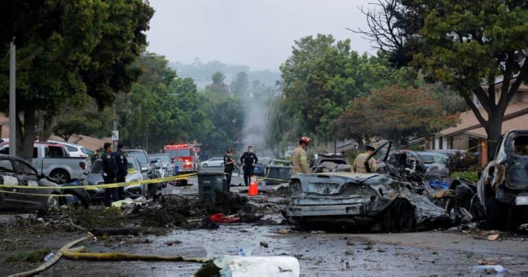 Tragedia en San Diego al estrellarse un avión en una zona residencial: dos muertos, heridos y casas destruidas