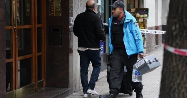 El vecino que escuchó gritos y la cuadra de Villa Crespo que no puede creer lo que pasó: «Eran una familia unida»