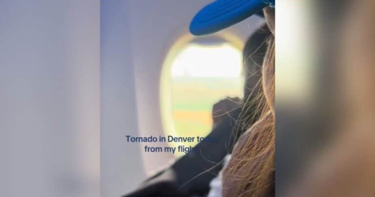 Viajaba en avión, miró por la ventana y descubrió que a lo lejos había un enorme tornado