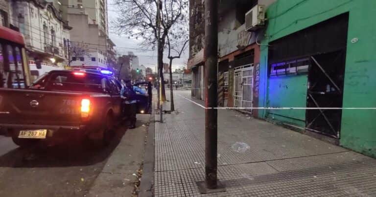 Cinco dominicanos balearon a una mujer frente a un bar de Constitución: cayeron tras una frenética persecución en la autopista 9 de Julio Sur