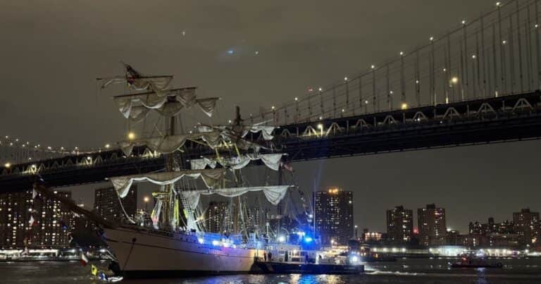 Un buque escuela mexicano chocó contra el puente de Brooklyn, en Nueva York: al menos dos muertos