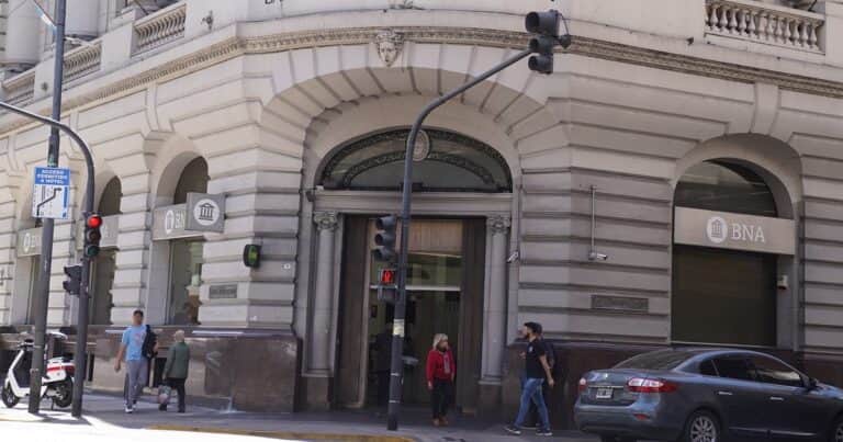 La economía cayó 1,8% en marzo y así interrumpió diez meses de crecimiento