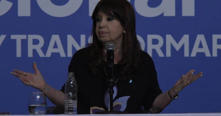 El reclamo de Cristina Kirchner para volver a cobrar su doble pensión de privilegio se quedó sin juez