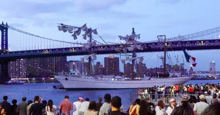 Así se vivió la tragedia y el rescate tras el choque del buque de la Armada de México contra el puente de Brooklyn en Nueva York