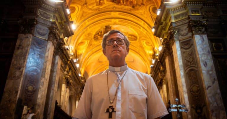 Quién es Jorge García Cuerva, el arzobispo que cuestionó ante Javier Milei los ataques constantes y desagravios