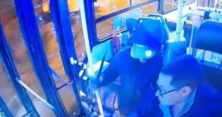 Video: así fue el violento ataque al chofer de colectivo que provocó el paro en la línea 126 en La Matanza
