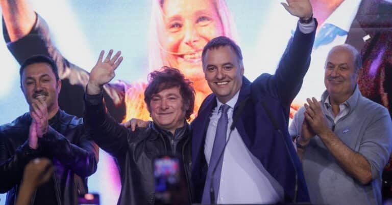 Con el voto de apenas la mitad del padrón, Javier Milei ganó la Ciudad y la interna con Mauricio Macri
