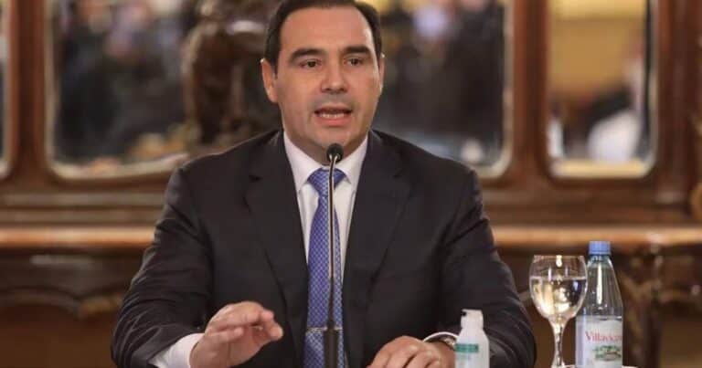 Corrientes desdobla la elección a gobernador: Valdés no puede reelegir, los libertarios no se definen y Cristina viaja para apoyar a su candidato