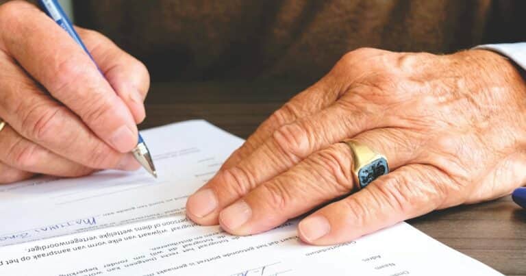 Qué revela de tu personalidad firmar con iniciales, según la grafología