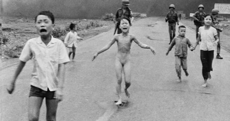 Surgen dudas sobre quién tomó una de las fotos más emblemáticas de la historia y le suspenden la autoría al ganador del Pulitzer