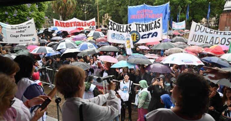 Por decreto, el Gobierno se corre de la paritaria docente, pero mantiene el poder de vetar los aumentos
