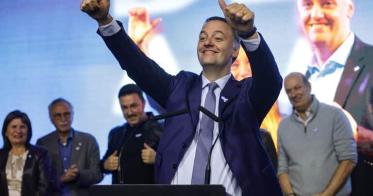 Sorpresa: Adorni ganó cómodo entre los extranjeros y le sacó más de 12 puntos a Santoro