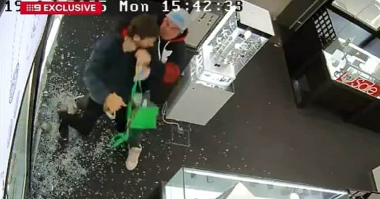 «Es un héroe»: tumbó a un ladrón que estaba robando una joyería y quedó grabado en video