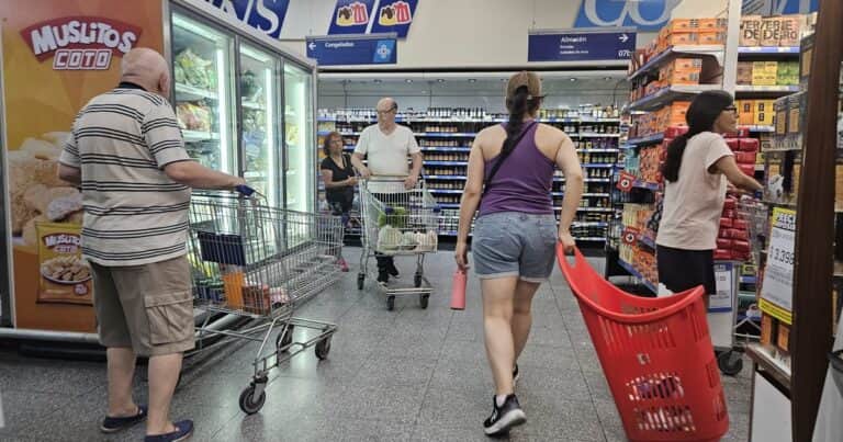 Una cajera en España revela la verdadera razón por la que no se venden bebidas frías en los supermercados