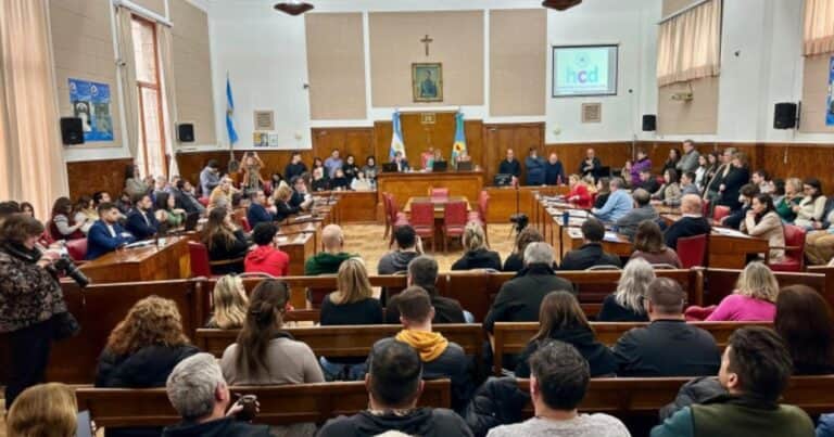 Incidentes en Mar del Plata: volaron huevos, botellas e insultos en plena sesión del Concejo Deliberante