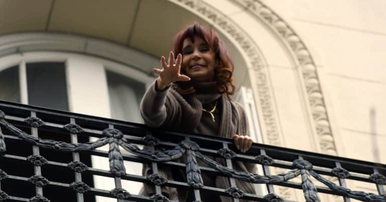 Desde la casa donde está detenida, Cristina Kirchner arengó a sus militantes en Plaza de Mayo: «Vamos a volver y estaré con ustedes desde la trinchera que sea»