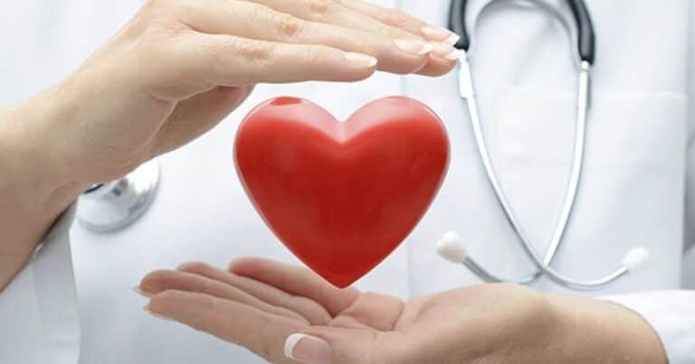 Médico alerta por el exceso de una vitamina que daña el corazón en adultos mayores