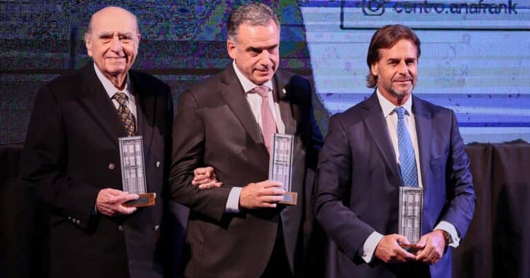 El presidente de Uruguay y dos de sus antecesores en un acto con una condena a los que atacan la libertad de expresión