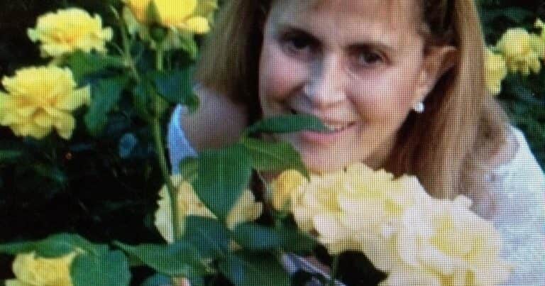 Hallaron muerta a una galardonada directora de cine: estaba envuelta en una sabana y amordazada con cinta