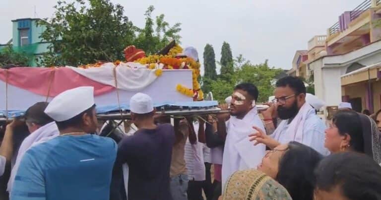 El único sobreviviente de la tragedia del AI-171 de Air India cargó el ataúd de su hermano, que murió en el accidente