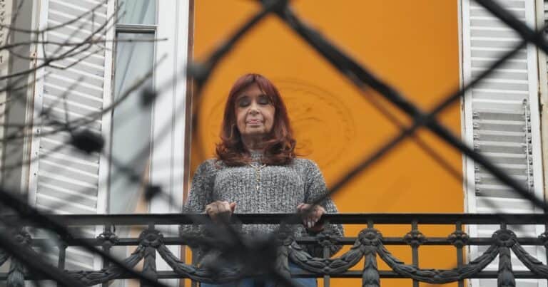 La prisión de Cristina Kirchner: el Gobierno quiere que la ex presidenta sea notificada en su casa para que no haya marcha