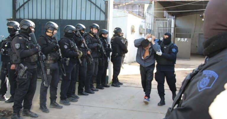 Qué hay detrás del mega traslado de presos en Rosario: fugas, récord de detenidos y una millonaria inversión