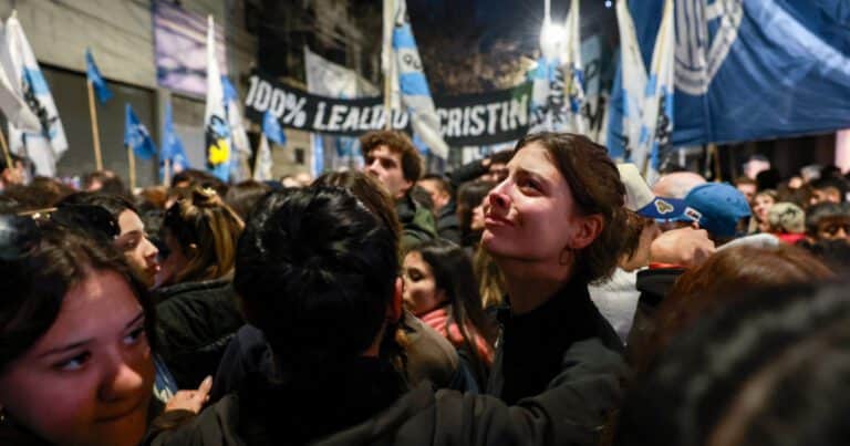 Bombos, la marcha y el silencio: así se vivió en la sede del PJ la confirmación de la condena a prisión contra Cristina Kirchner