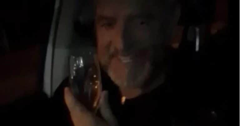 Grabaron al Defensor del Pueblo de Villa Carlos Paz tomando alcohol mientras manejaba: «Chupando en la Costanera»