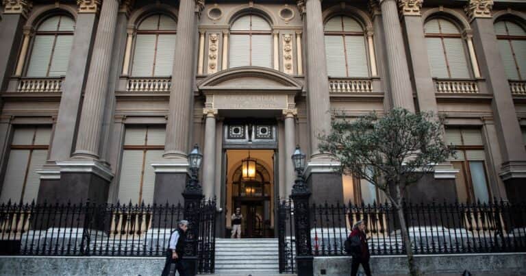 El sistema financiero es sólido, pero suben los defaults empresarios y la morosidad