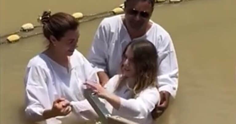 Una diputada libertaria realizó un bautismo evangélico en el río Jordán y lo publicó en sus redes: “Morí para renacer en Cristo”